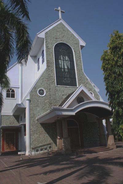 Gereja St. Fransiscus Xaverius Kidul Loji, Jl. P. Senopati 22 YK dilihat dari utara-timur halaman gereja, foto: a.sartono
