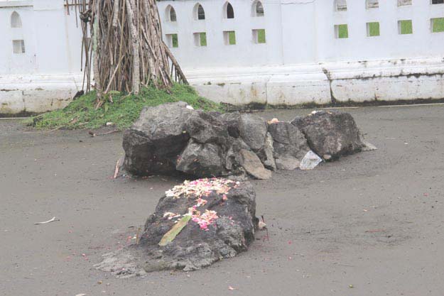 Dua buah batu Sela Gilang di Parangkusumo, difoto: Selasa, 11 Februari 2014, foto: a.sartono