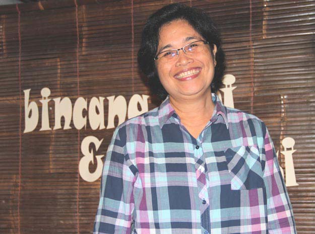 Anggi Minarni, Direktris Yayasan Karta Pustaka Yogyakarta tengah menyampaikan gagasannya berkait dengan dunia kopi, difoto: Jumat, 6 September 2013, foto: a.sartono