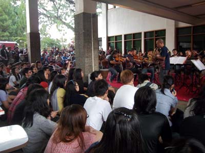 Sa’Unine String Orchestra Membuai Bandung