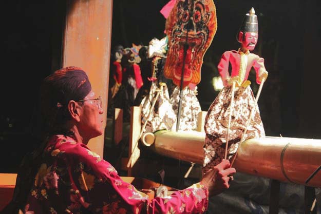 Agustinus Wahadi, dari Sanggar Ngesti Budi Luhur Puntadewa, Pandak, Bantul, tengah mementaskan Ketoprak Golek di Pendapa Yudanegaran, Tembi Rumah Budaya, foto: a.sartono