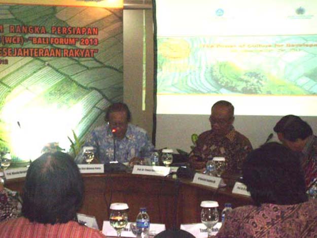 Para budayawan dan akademisi, menyampaikan aspirasi, Grand Strategy Meeting, Hotel Garuda Yogyakarta, 27 Oktober 2012, foto: Suwandi Tembi