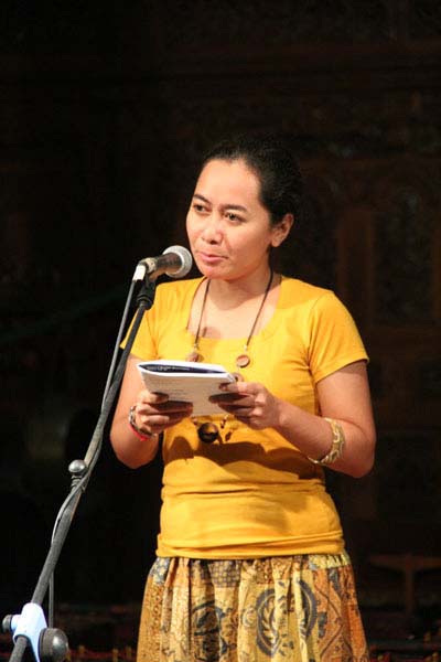 Ida Fitri sedang membacakan puisi karyanya di Pendapa Tembi Rumah Budaya dalam acara Sastra Bulan Purnama 14, Foto: Sartono