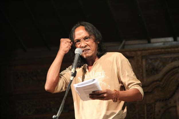 Rudi Yesus, seorang penyair dan penggerak petani organik di Klaten, tampil dalam acara Sastra Bulan Purnama 14 di Pendapa Tembi Rumah Budaya, Foto: Sartono