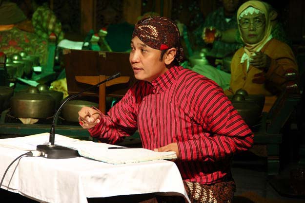 Angger Sukisno, praktisi budaya Jawa, memandu Macapatan malem Rabu Pon ke-114 di Tembi Rumah Budaya, foto: Sartono