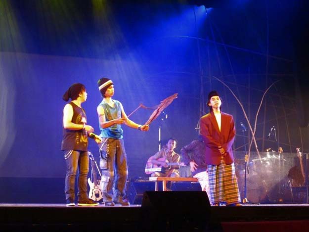 Wayang urban,Trio Gareng, Bagong, Petruk di panggung Sintaku Sintamu, di Gedung Kesenian Jakarta, foto : Natalia S