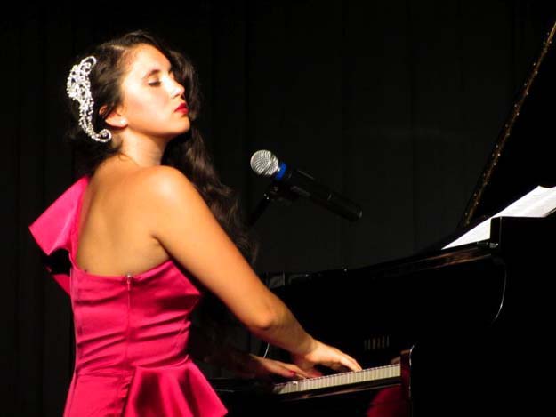 Karsu Donmez, musisi jazz warga Belanda asal Turki memainkan piano sambil mendendangkan lagu, di Lembaga Indonesia Perancis, Yogyakarta, Foto: Boen Mada