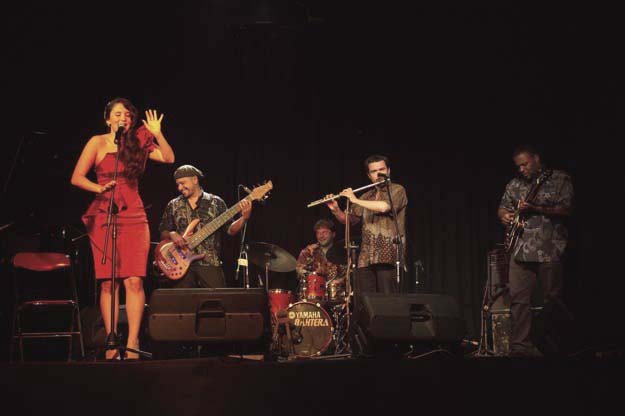 2.	Karsu Donmez, menyanyikan satu lagu bersama group musik pengiringnya di Lembaga Indonesia Perancis, Yogyakarta. Foto: Boen Mada