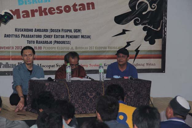 Diskusi buku ‘Markesot Bertutur’ Karya Emha Ainun Najib di Pendapa Kadipiro, rumah kediaman Emha di Yogyakarta, Foto: Ons Untoro