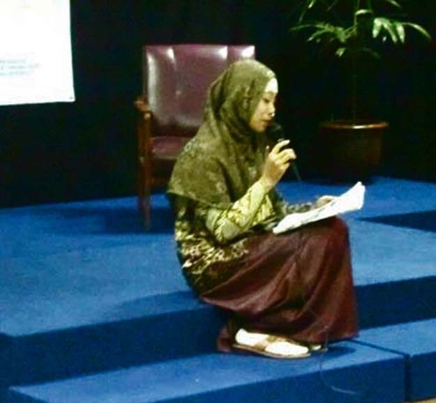 Rachma Nurjanah membaca cerpen, dalam Forum Sastra Indonesia, diskusi ‘Membaca Cerpen-Cerpen KR Minggu, di Universitas Ahmad Dahlan, Yogyakarta Foto: Tegoeh