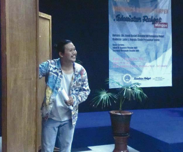 Iqbal H. Saputra , membacakan cerpen dalam Forum Sastra Indonesia di Universitas Ahmad Dahlan, Yogyakarta, Foto: Tegoeh