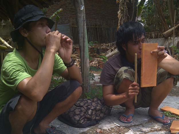 Pembuatan gamelan keramik, karya Asep Nata, di Jatiwatingi, Foto : Natalia S