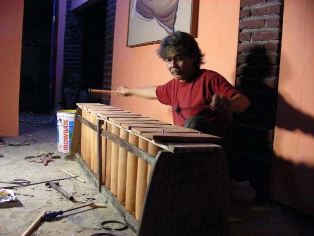 Pembuatan gamelan keramik, karya Asep Nata, di Jatiwatingi, Foto: Izzuddin JR