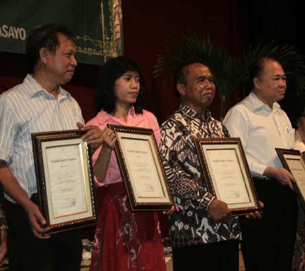 Penerima anugerah sastra dari Yasayo, dari kiri ke kanan: Prof. Dr. Faruk, Esti Nuryani Kasam, Slamet Ruyadi dan Handoyo Wibowo Foto: Ons Untoro