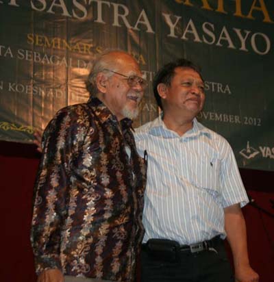 Dua guru besar dari Fakultas Ilmu Budaya UGM Prof. Dr. Rachmat Djoko Pradopo, Ketua Yasayo dan penerima penganugerahan sastra, Prof. Dr. Faruk HT dalam acara penganugerahan sastra dari Yasayo, Foto: Ons Untoro