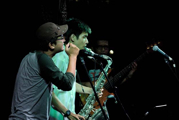 Group musik jazz ‘Jay and Gatrawardaya’ tampil dalam acara Sastra Bulan Purnama ke-15 di Pendapa Tembi Rumah Budaya, Foto: Budi Adi