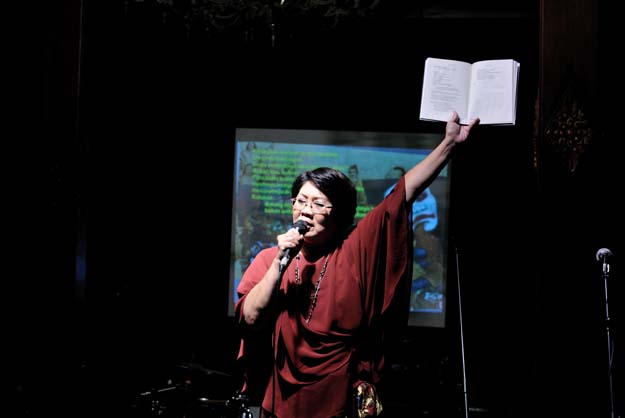 Dhenok Kristianti, salah seorang penyair yang sekarang tinggal di Bali melaunching antologi puisi ‘Berkata Kaca’ dalam acara Sastra Bulan Purnama ke-15 di Pendapa Tembi Rumah Budaya, Foto: Budi Adi