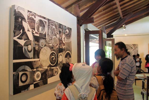 Siswa SD Negeri Sanden 2, Bantul menikmati karya lukis Tri Hadiyanto, Tembi Rumah Budaya, foto: Barata