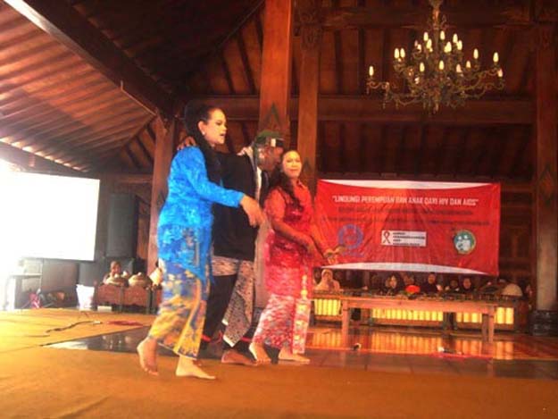Pentas Seni Budaya Memperingati Hari Aids se-Dunia di Pendopo Tembi tanggal 1 Desember 2012, sumber foto: suwandi Tembi