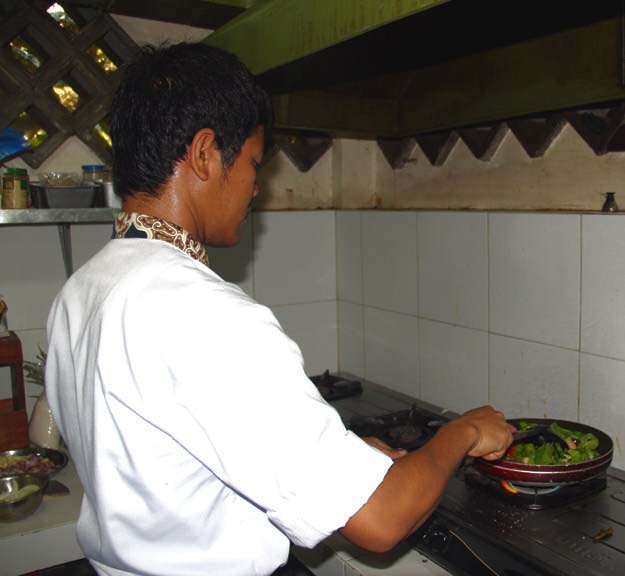 Nasi Genjer Ayam, menu spesial Warung Dhahar Pulo Segaran, kompleks Tembi Rumah Budaya, foto: Barata