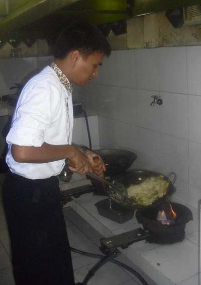Ebit, juru masak Waroeng Dhahar Tembi Rumah Budaya sedang memasak menu yang dipesan, Foto: Ons Untoro