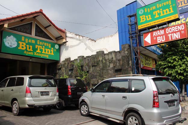 Ayam goreng, bacem, Bu Tini, Jalan Sultan Agung, Jagalan, Yogyakarta, foto: Barata