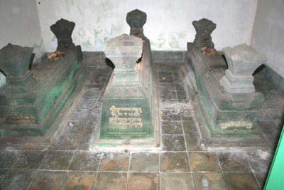 MAKAM BRA. ASMARAWATI