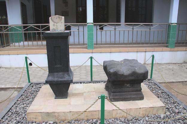 dua benda kuno di masjid kauman pijenan, foto: a.sartono