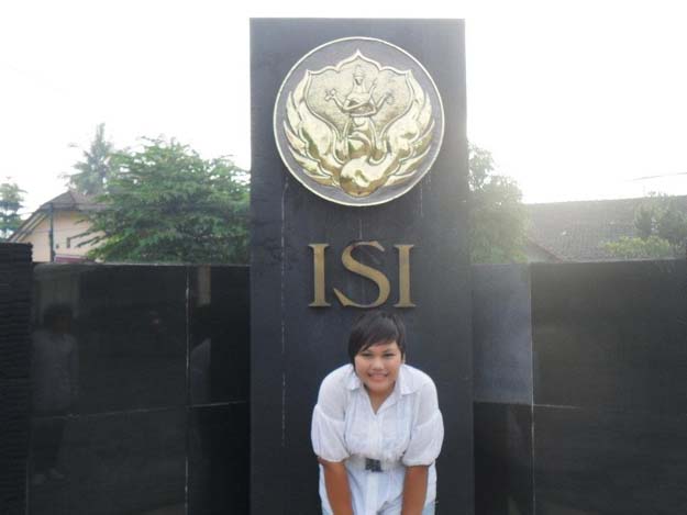 Nisfulail Dwi Puspita di Kampus ISI; foto: dokumen pribadi