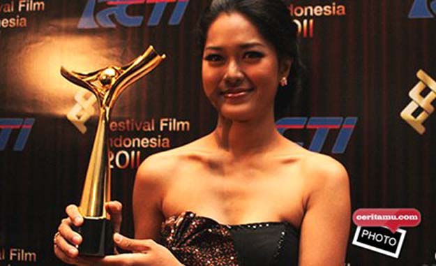 Prisia Nasution dengan Piala FFI Pertamanya, foto: ceritamu.com