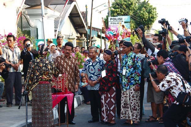 Kepala Dinas Kebudayaan DIY, Drs. GBPH Yudhaningrat, MM., didampingi Kepala Dinas Pariwisata DIY, Tazbir, SH., M.Hum., dan Ketua Panitia Arak-arakan Alegoris Bedhol Kaprajan Kotagede, Priyo Mustiko, membuka acara Arak-arakan Alegoris Bedhol Kaprajan Kotagede pada tanggal 7 September 2012 di depan Ndalem Kotagede dengan memukul bendhe, foto: a.sartono