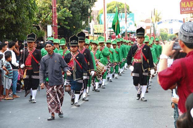 salah satu bregada prajurit dari Kesatuan Ganggang Samudra yang berasal dari Kadipaten Paku Alaman ikut serta dalam acara Arak-arakan Alegoris Bedhol Praja Kotagede, 7 September 2012, foto: a.sartono