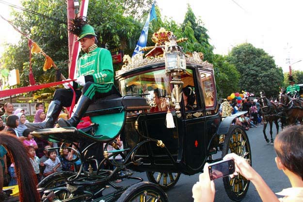 koleksi kereta pusaka dari Keraton Yogyakarta ikut memeriahkan acara Arak-arakan Alegoris Bedhol Praja Kotagede, 7 September 2012, foto: a.sartono