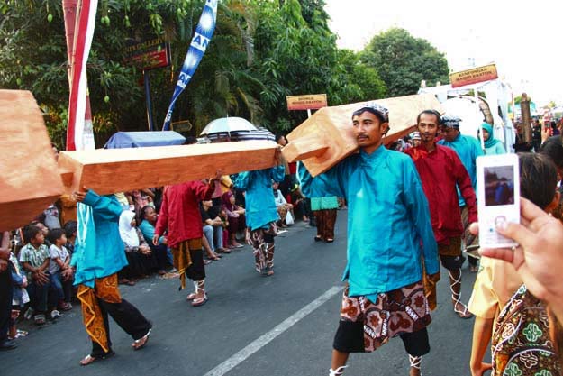 kelompok pembawa pilar keraton secara simbolik menunjukkan perpindahan pusat kekuasaan dari Keraton Pajang ke Keraton Mataram (Kotagede), foto a.sartono