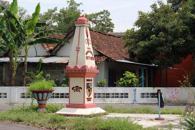 tugu mirip tugu jogja di dusun sembuh lor, sidomulyo, godean, sleman, difoto tanggal 7 desember 2012, foto: a.sartono