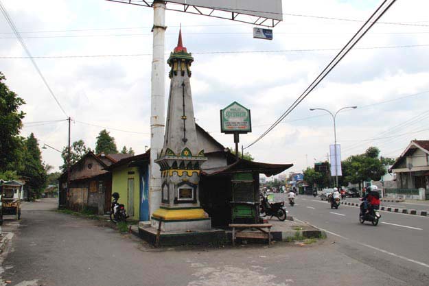 tugu mirip tugu jogja di dusun gamping lor, ambarketawang, gamping, sleman, difoto tanggal 7 desember 2012, foto: a.sartono