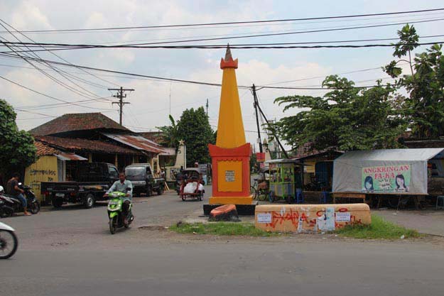 tugu mirip tugu jogja di sidoraum, godean, sleman, difoto tanggl 7 desember 2012, foto: a.sartono