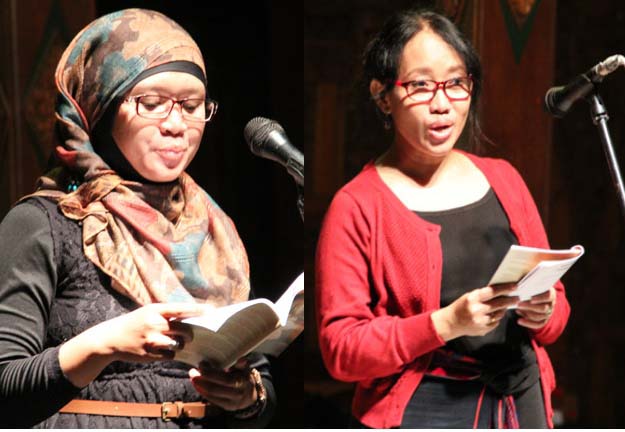 Lulu Rahardi, seorang penyiar radio RRI pro 2 Yogya, dan Endah Raharjo, seorang novelis, membaca puisi dalam acara Sastra Bulan Purnama 16 di Pendapa Tembi Rumah Budaya, Foto: Sartono