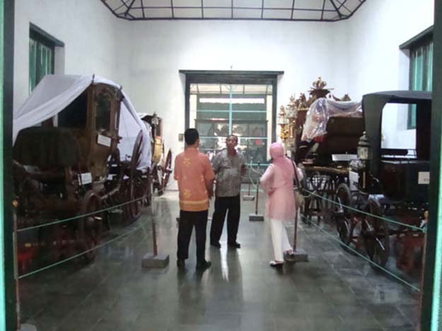 Pengunjung di Museum Kereta Kraton Yogyakarta, sumber foto: Suwandi Tembi