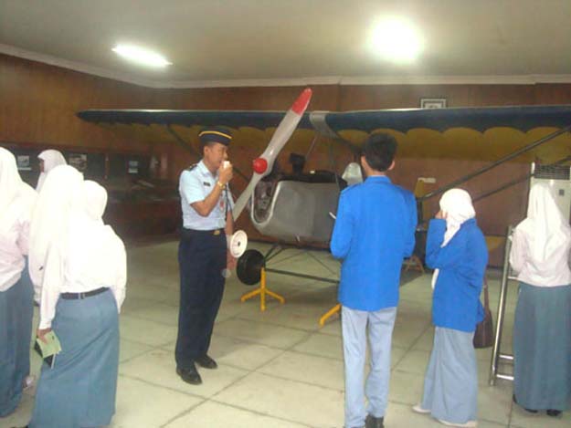Pengunjung Museum Pusat TNI AU Dirgantara Mandhala, sumber foto: Suwandi Tembi