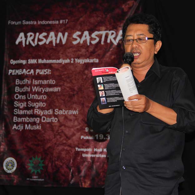 Budhi Wiryawan membaca puisi dalam Arisan Sastra, Foto: Ons Untoro