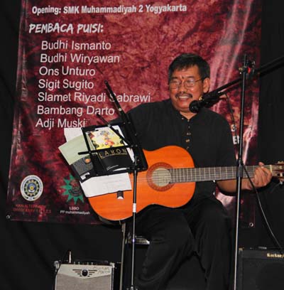 Pedro, menyanyikan lagu puisi karya Slamet Riyadi Sabrawi Foto: Ons Untoro