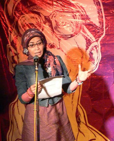 Umi Kulsum membaca puisi untuk mengenang Sewindu Heru Sutopo, Foto: Pelangi
