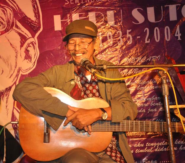 Untung Basuki menggubah puisi Slamet Riyadi Sabrawi menjadi lagu puisi dalam acara Sewindu Heru Sutopo, Foto: Pelangi
