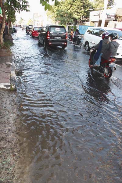 banjir di jalan monjali, am. sangaji/batas kota, desember 2012, foto: a.sartono