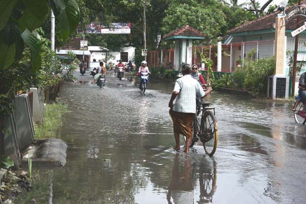 banjir di pertigaan Tembi, bantul, april 2011, foto: a.sartono
