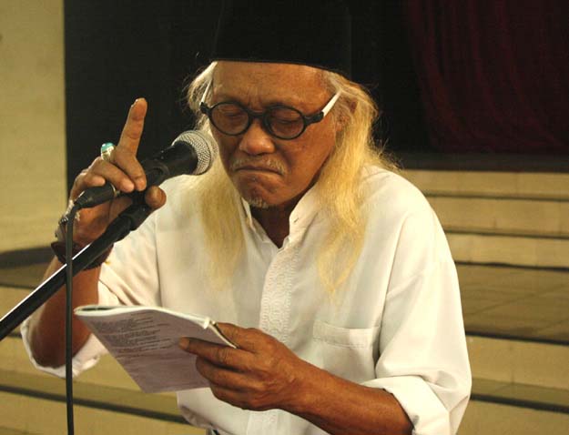 Bambang Darto membacakan puisi karyanya dalam acara buka bersama seniman-budayawan di PKKH UGM, foto: Tegoeh