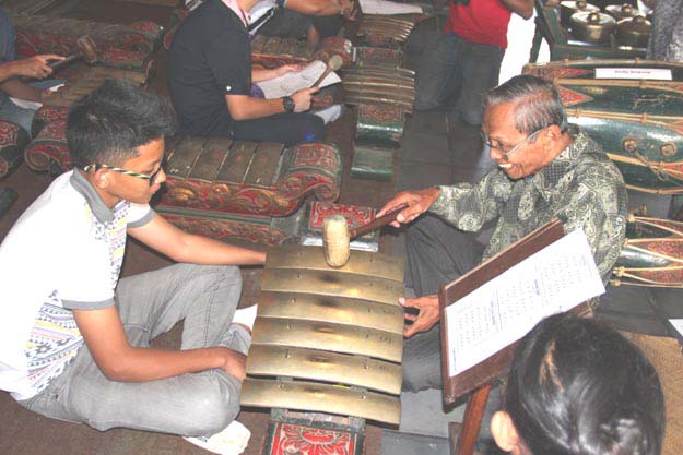 Memperhatikan instruksi pemandu untuk menabuh kempul, difoto: 01 November 2014, foto: a.sartono
