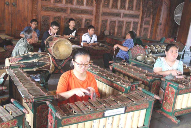 Siswa-siswi sekolah internasional Singapura Konsentrasi menabuh gamelan di Tembi, difoto: 01 November 2014, foto: a.sartono