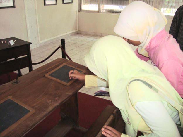 Koleksi Ruang Kelas Kuno di Museum MPI UNY Yogyakarta, sumber foto: Suwandi/Tembi